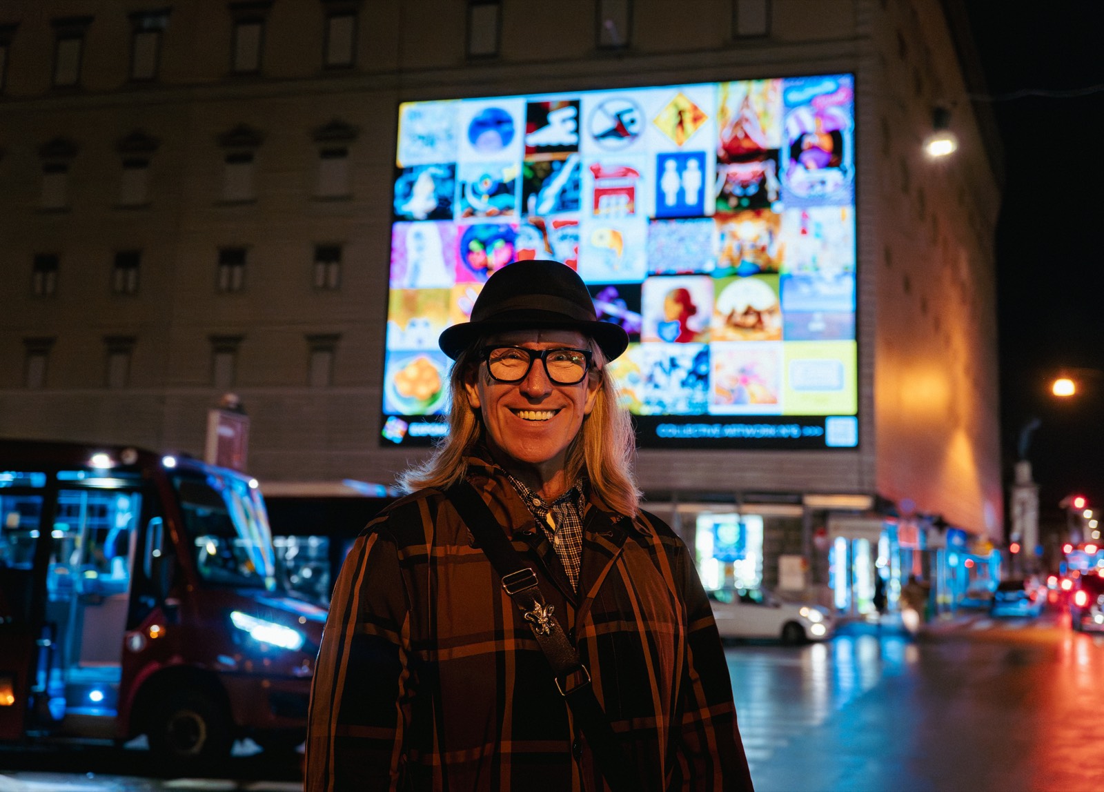 Artiste ExpoMetro devant son œuvre